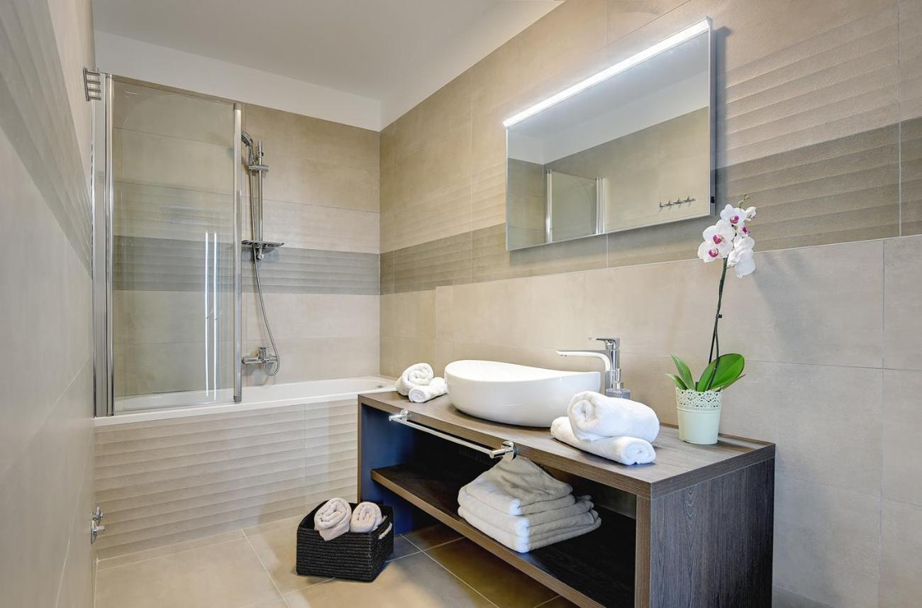 Villa Ula In Pula With Heated Pool And Sauna Exterior foto