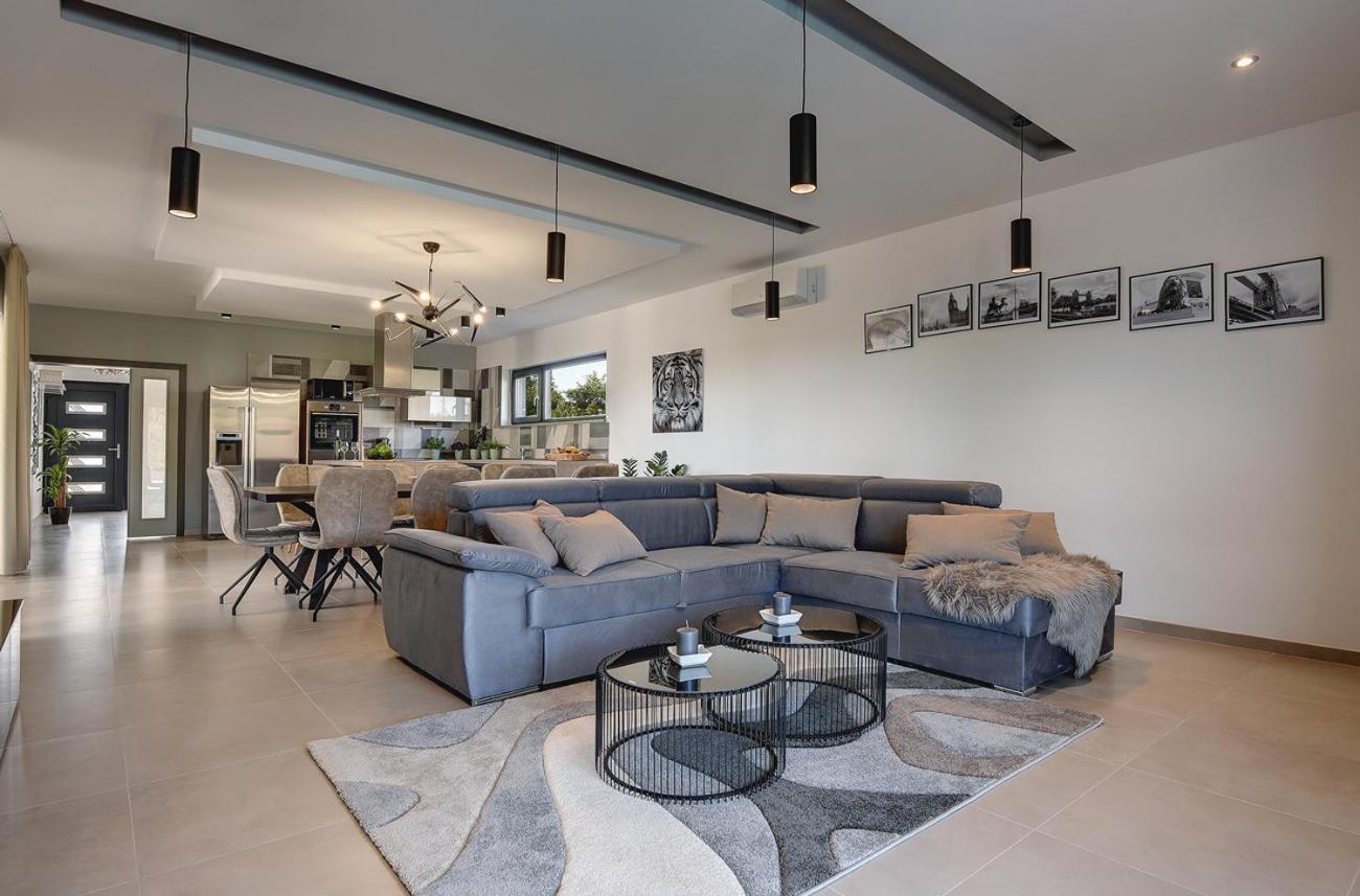 Villa Ula In Pula With Heated Pool And Sauna Exterior foto